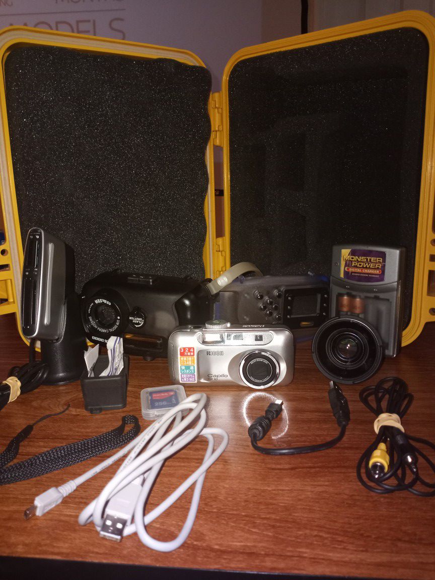Ricoh Caplio R30 Camera w/ Underwater Case Kit