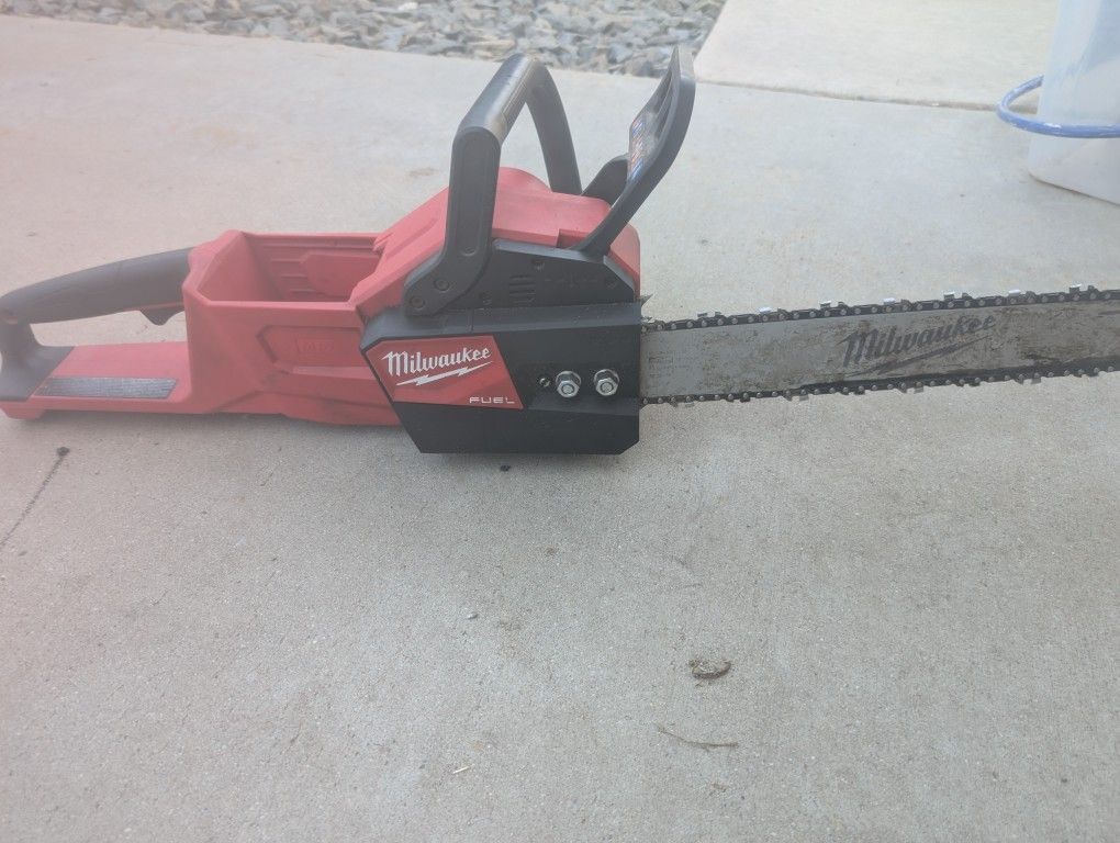 Milwaukee M18 Fuel 16" Chainsaw