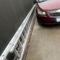 Escalera de 48 pies de aluminio, casi nueva