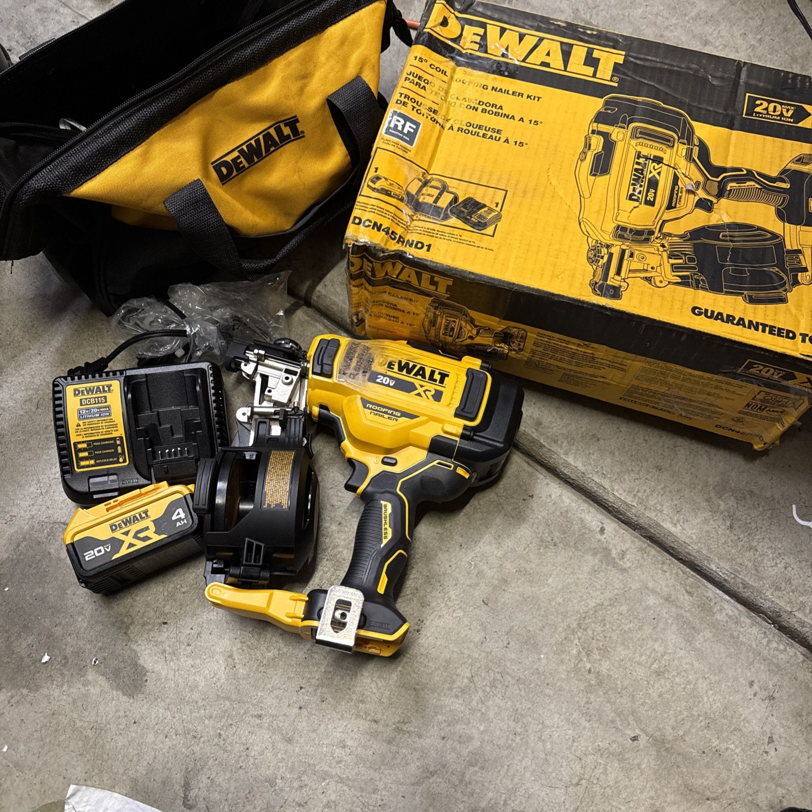 Dewalt DCN45RND1 20V XR BRUSHLESS 15 Degree Cordless Roofing Nailer kit 4Ah bat