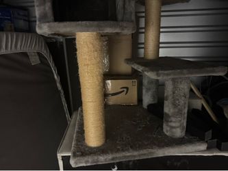 Nice clean cat tree