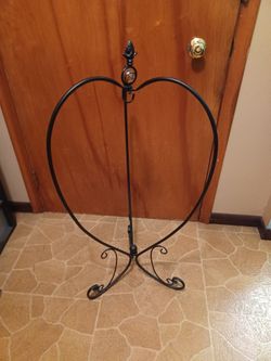Metal Folding Heart Shaped Plant Hanging Stand, Never Used