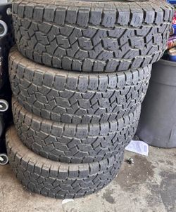 35x12.50/17 toyo vendo un set de llantas usadas excelente condiciones de vida las 4 ✅🤩I am selling a set of used tires, all 4 in excellent living con