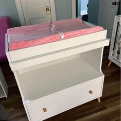 Delta Children’s Essex Convertible Changing Table