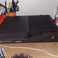 XBOX ONE WITH WIRES AND CONTROLLER 