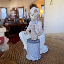 Lladro Loving Care #6087 Nurse Vet Rescue Kitten Statue Figurine Retired 1993
