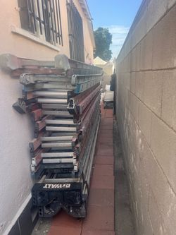 Escaleras de 24 pies de fibra de vidrio y de aluminio. Tengo muchos $230 cada una