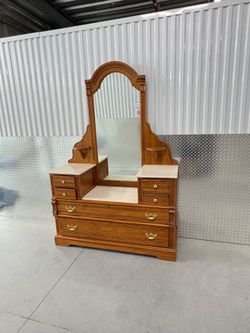 Beautiful 2 pieces Lexington vanity beautiful piece