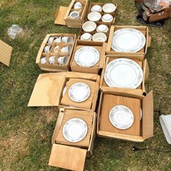 Vintage complete China set dynasty fine China inbox don’t know how many are in the set because I’m not gonna take them out of the box
