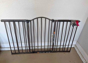 Extra Wide Pet Gate / Baby Gate - Fits Openings 44” - 72”
