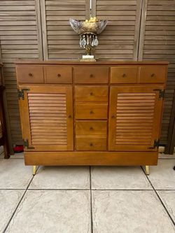 Ethan Allen solid wood buffet/ Sideboard/ dresser