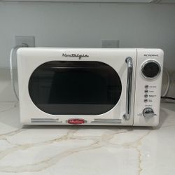 Nostalgia Retro Series Small 0.7 Cubic Foot 700 Watt Countertop Microwave Oven