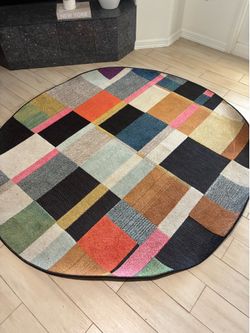 6 foot multi colored round rug. Practically new $45