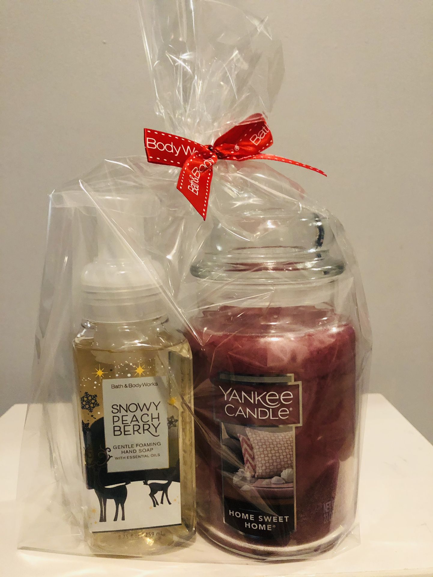 $20 For This Gift Set 1 Bath And Body Work Hand Soap And 1 Yankee candle It’s All Brand New And Pick Up gahanna