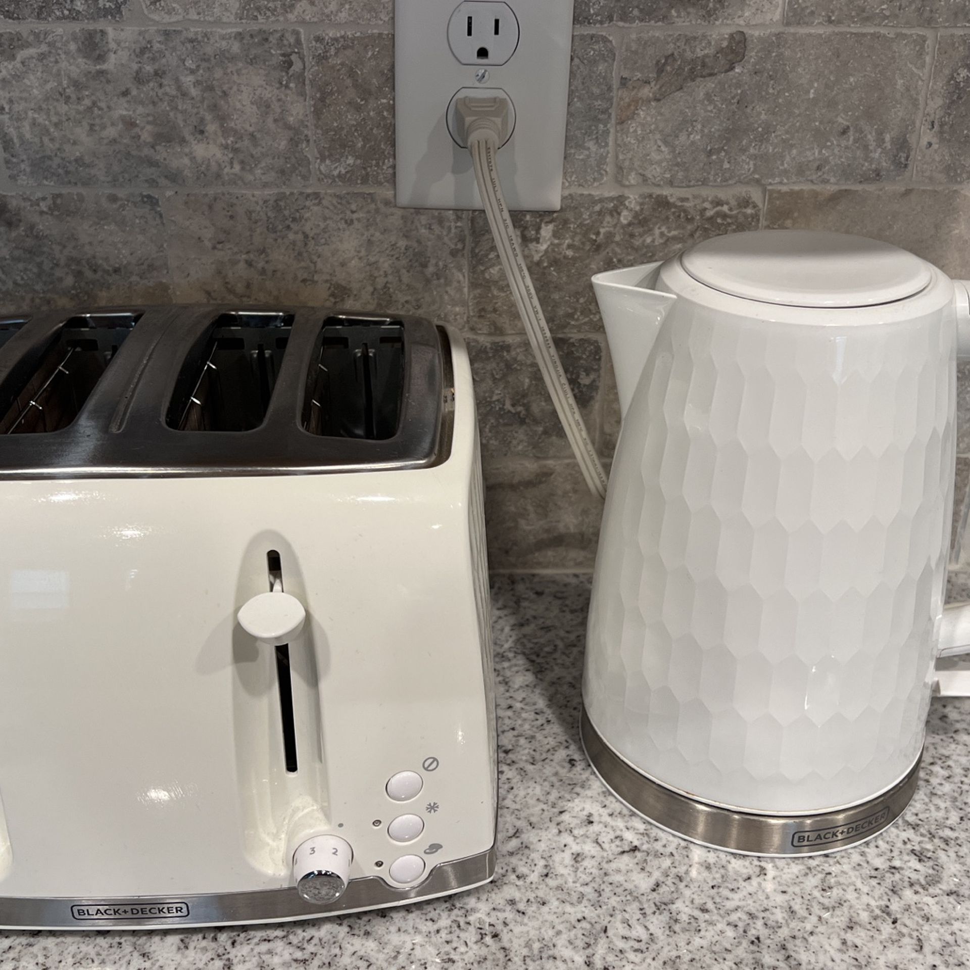 Black And Decker Toaster And Kettle Set (cream Colour)