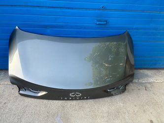 17-21 Infinity Q60 Red Sport Trunk Deck Lid has a crack near the edge of the trunk.