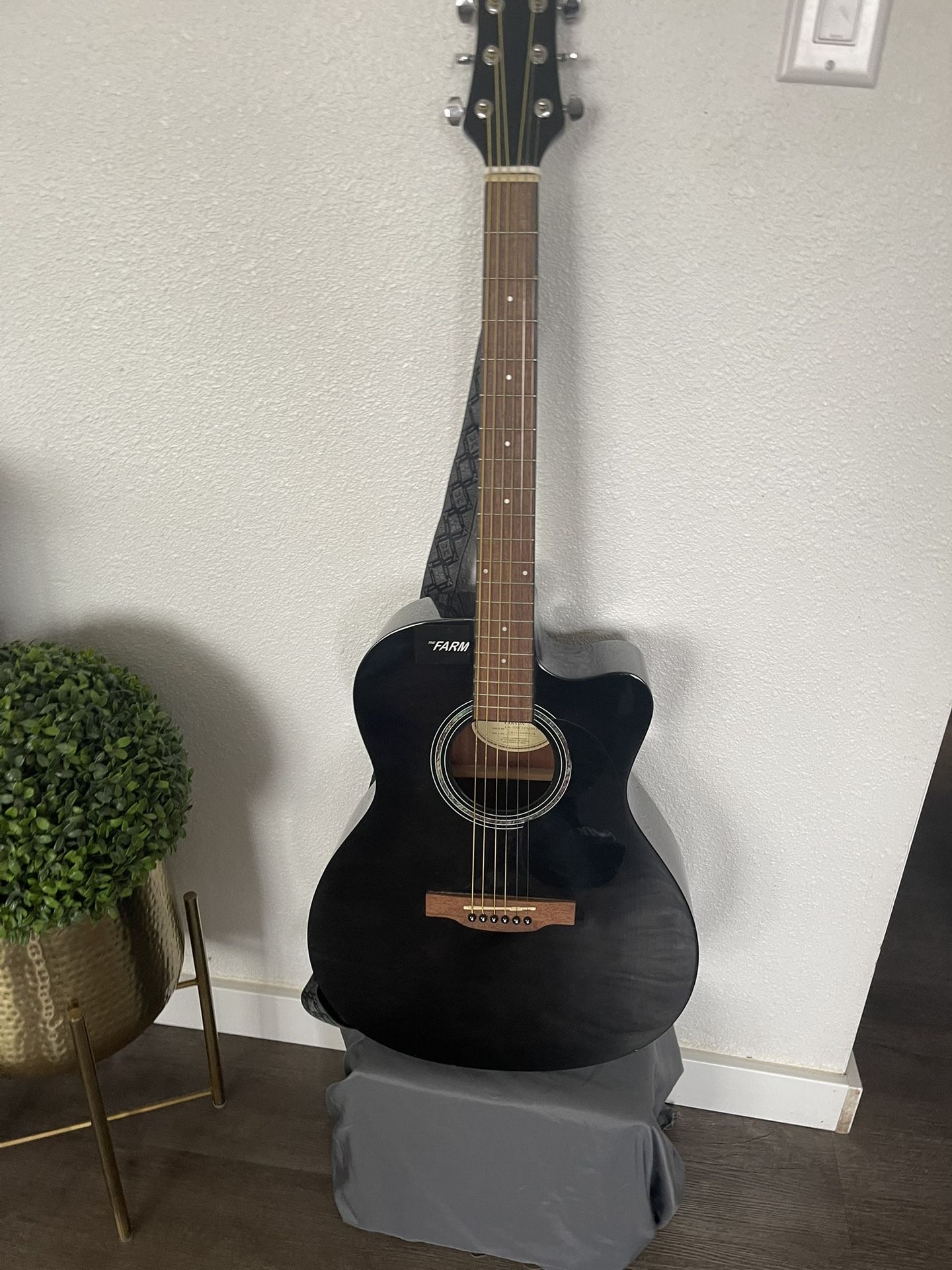  Full Size Black Guitar  (Lauren Canyon)
