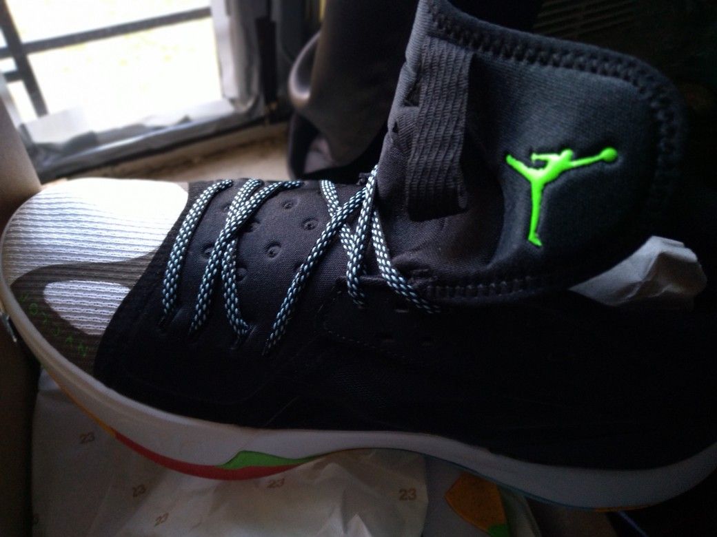 Jordan Sneakers 13M. Also other Jordan Delta 3 in size 10M, 12M, Also North Face Jackets & Boots check my Listings