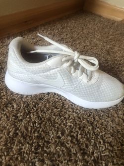 Woman’s White Tanjun SE Nike’s