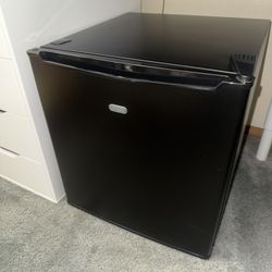 Brand new sunbeam 1.7 cu mini fridge