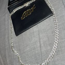 GLD white gold prong Cuban link 22’ Perfect condition