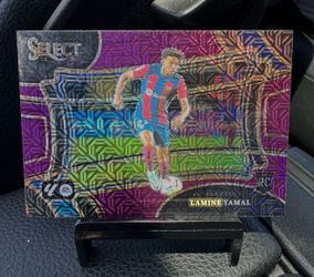 2023-24 Panini Select La Liga - Field Level Lamine Yamal #229 Purple Mojo Prizm (RC)