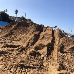 ***FREE SANDY SOIL/DIRT & FREE DELIVERY***