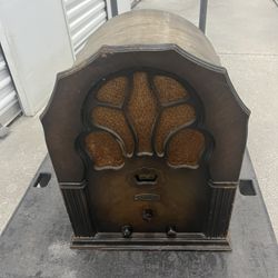 1932 Lyric Scalloped Cathedral Radio 