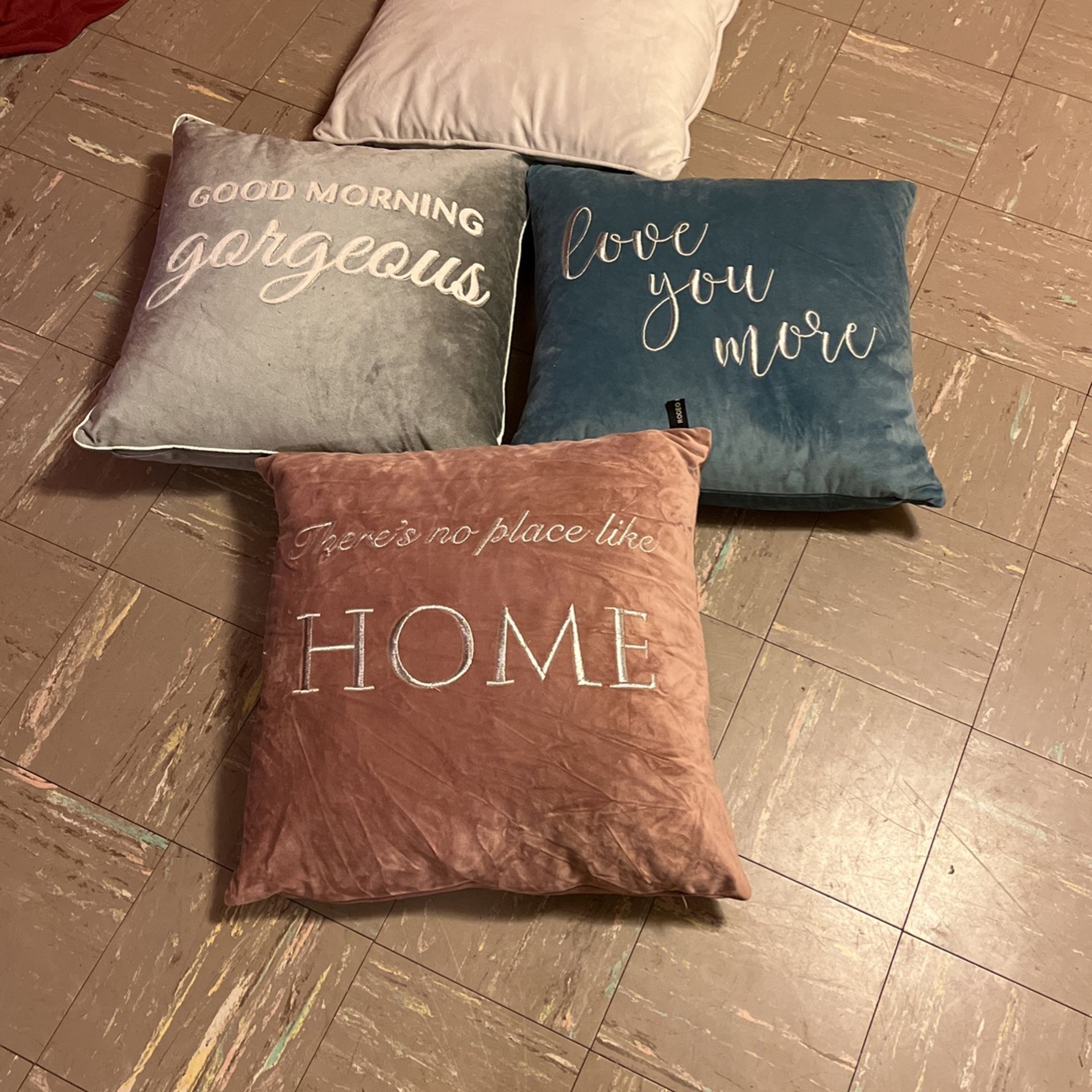 4 Pillows Smoke Free