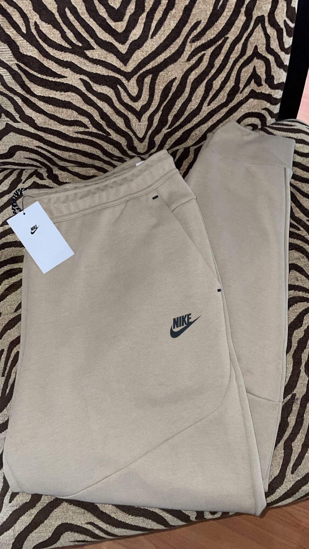 NIKE TECH JOGGERS SIZE: XXL for Sale in Seattle, WA - OfferUp(02)