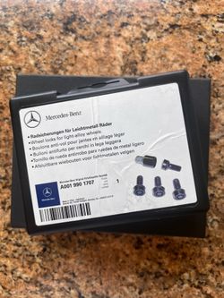 Mercedes Benz Anti-theft Wheel Bolt Set C300 GLC300 GLE400 GLS450 S65 GL450 ML350