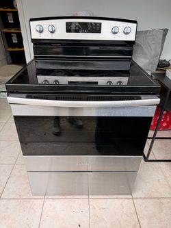 Amana Stainless Steel Electric Range – Glass Top – Excellent Condition