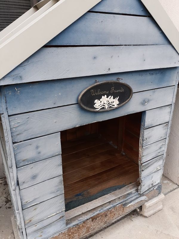 Heavy duty dog house made with sheet metal roof. for Sale in Pomona, CA