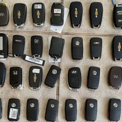 Car keys/ auto keys/ llaves de carro
