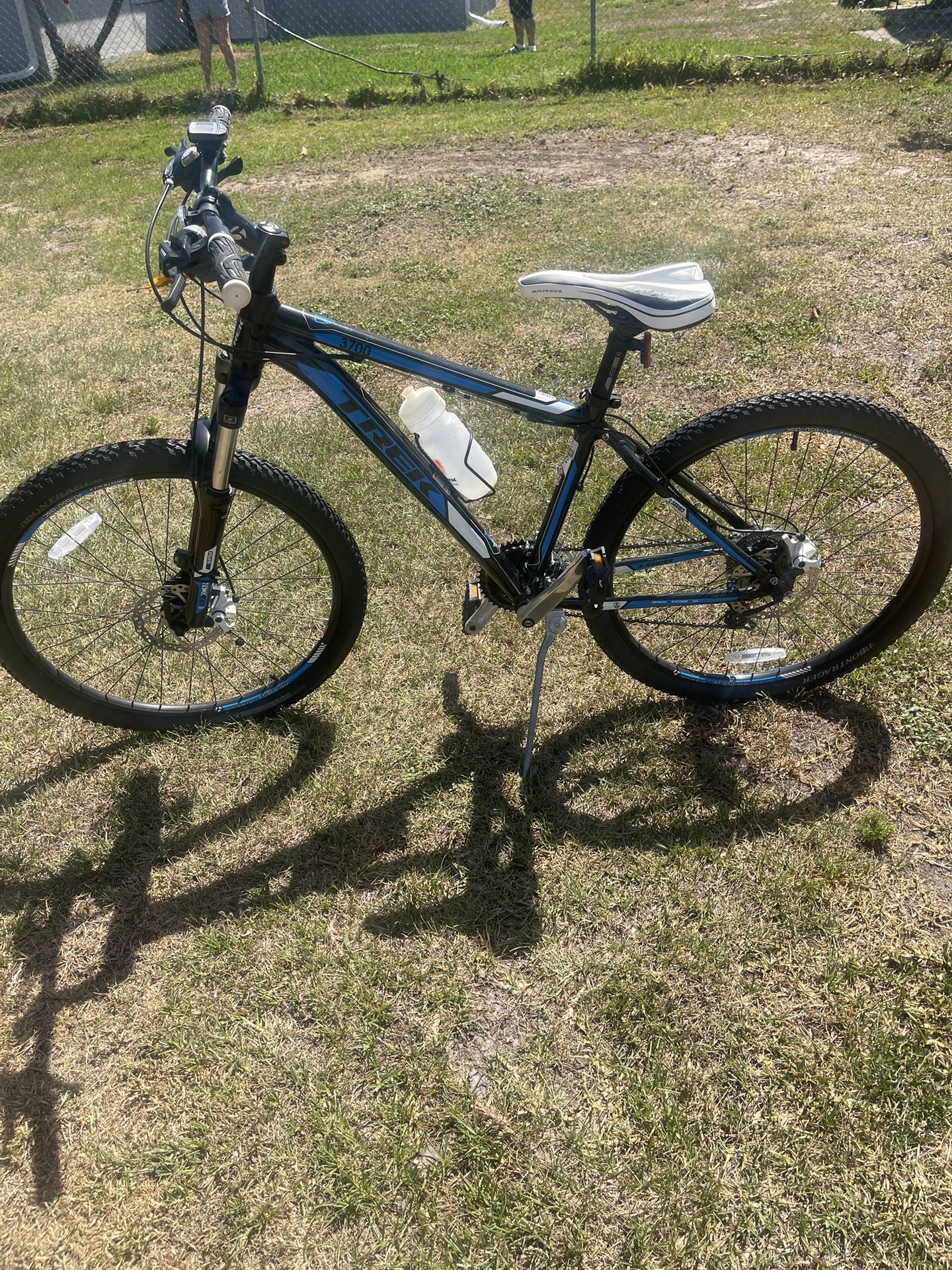 Trek 3700 3 Series Men’s hybrid Bicycle front shocks, and disc brakes