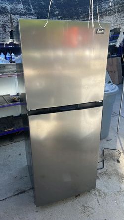 Refrigerator top freezer
