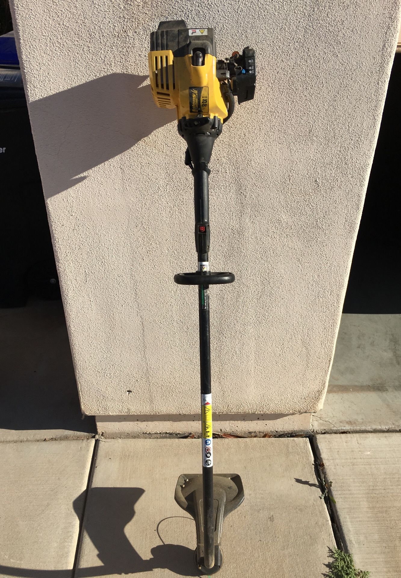 Bolens BL110 25cc w/ extra line weed whacker / trimmer