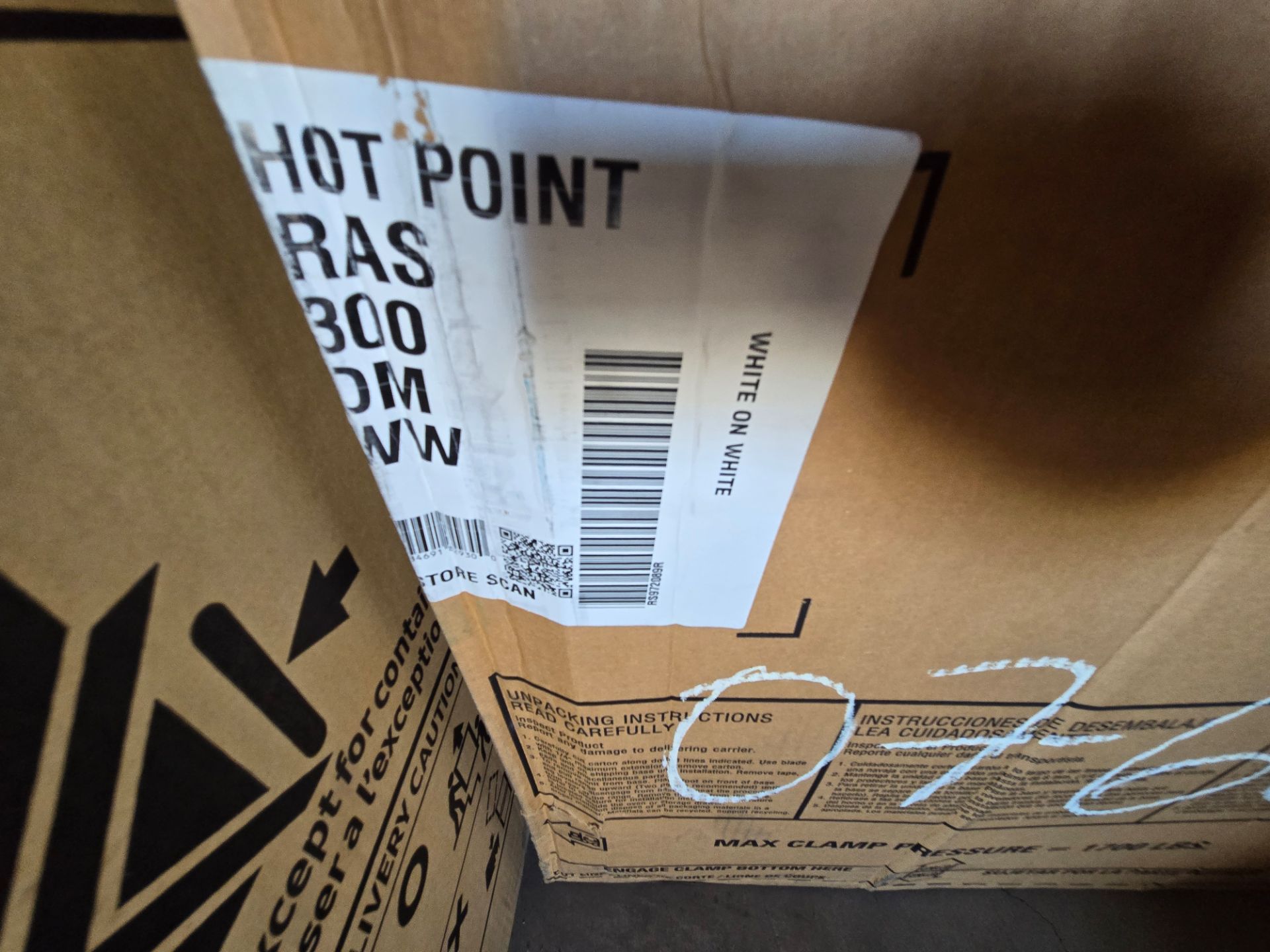 Hot Point 24" White Freestanding Coil-Top Range New