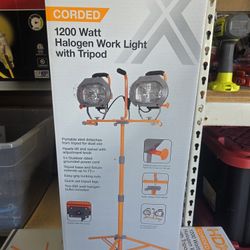 HDX
1200-Watt Halogen work light with tripod .