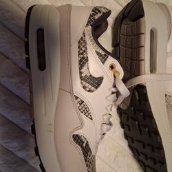 Sz  8 Fits 7 Brand New Nike Air