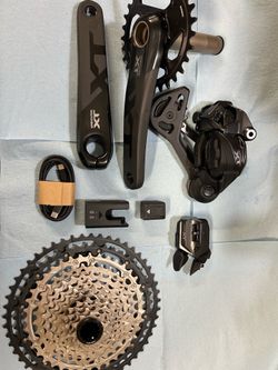 Shimano XT Di2 8200 drivetrain kit