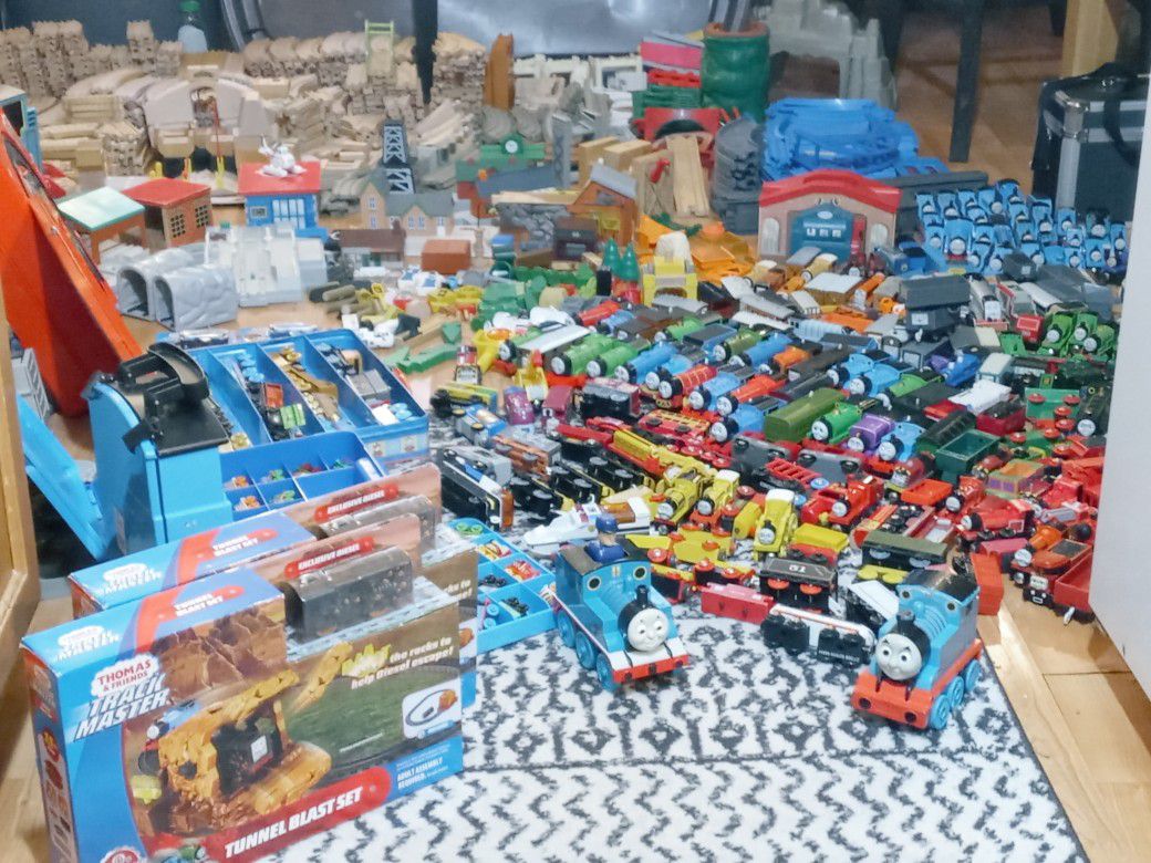 THOMAS AND FRIENDS MASSIVE TRAIN / LOT(TRADE WELCOME)