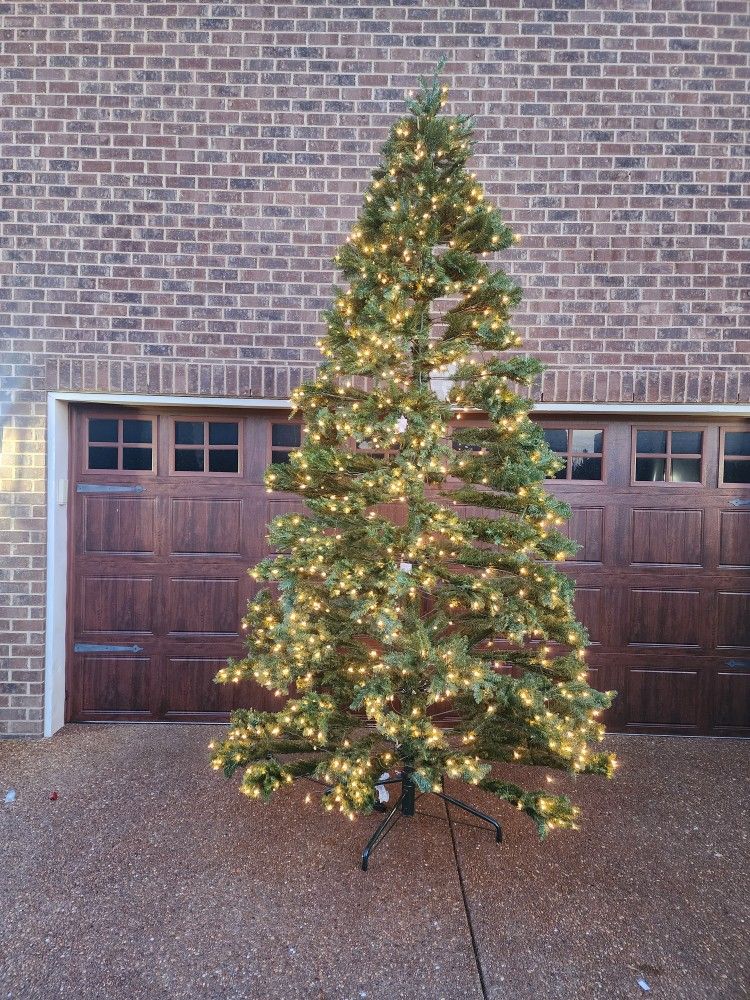 *** BRAND NEW- 12 FT CHRISTMAS TREE ***