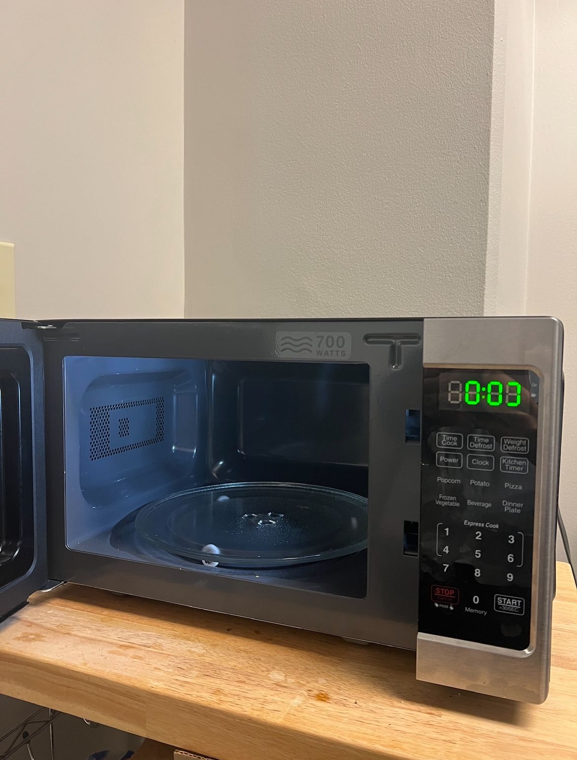 700 Watt Tabletop Microwave