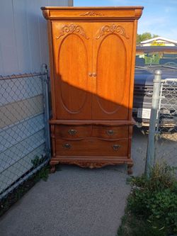 Lexington Victorian Style Oak Wardrobe/ Armoire/Entertainment Center