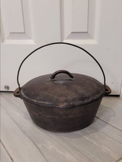Vintage cast iron kettle cooking pot with lid and handle