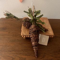 DECORATIVE EASTER CARROT- NWT