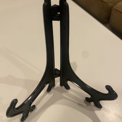 More than 100 Black Picture Stands