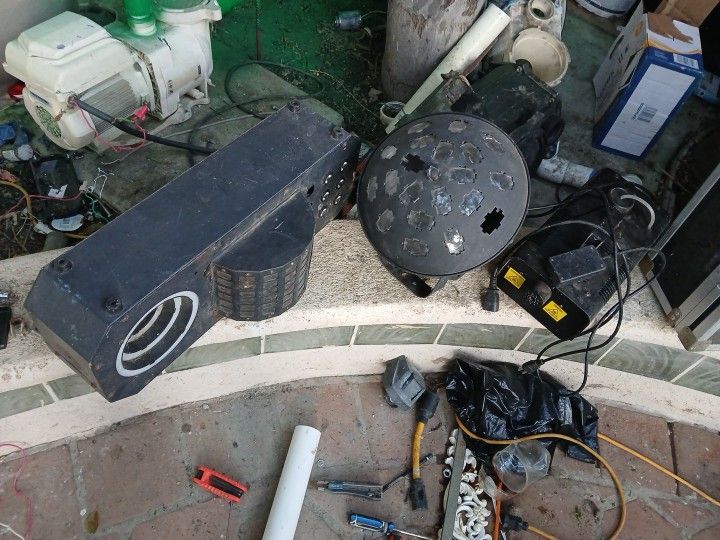 2 Dj Lights And A Smoke Machine 60$