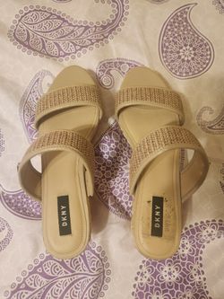 Dkny Plataforms Size 10 Beige Used But In Good Conditions 